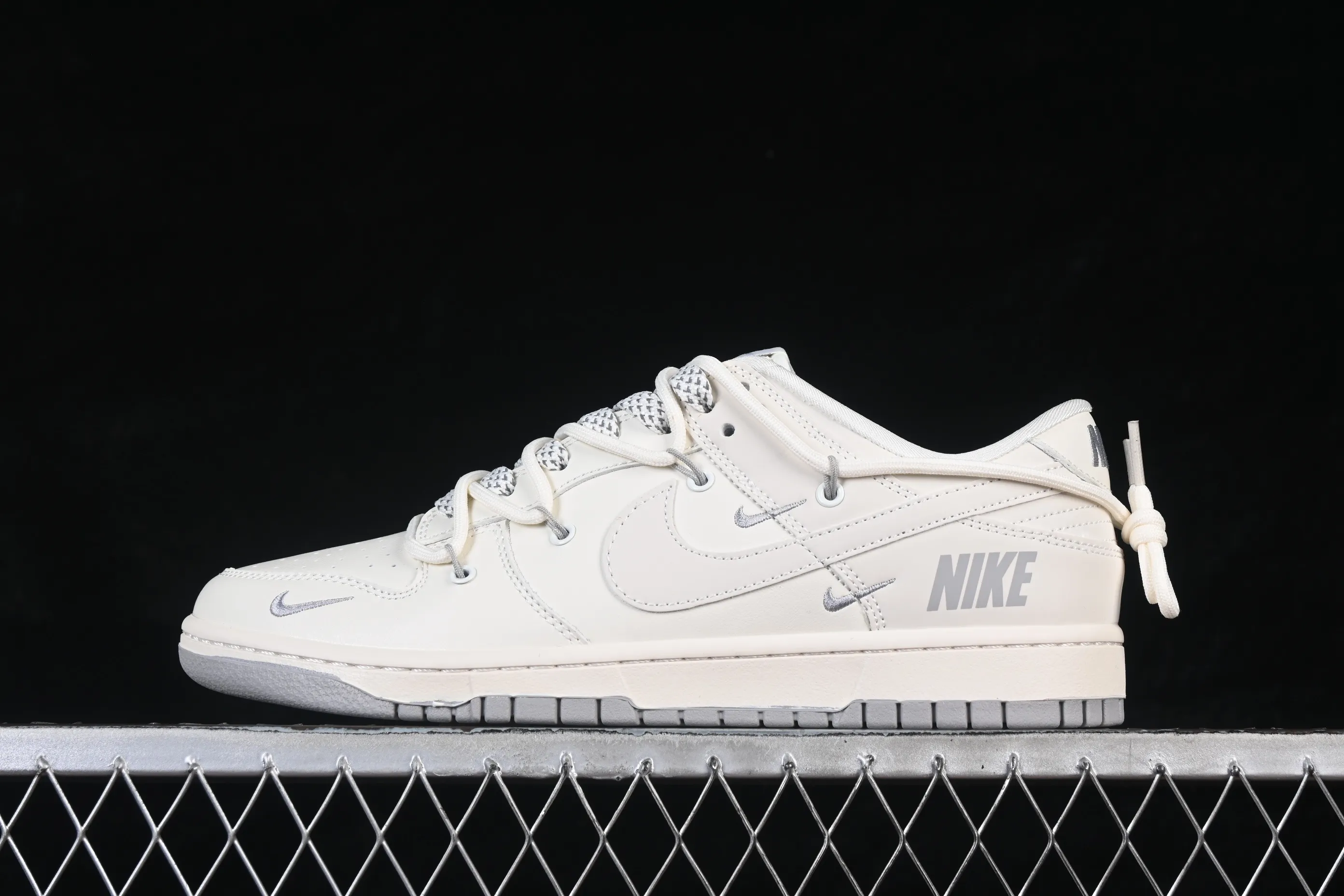 All categories Nk SB Dunk Series Nk SB Dunk Low High-end customized low-top sneakers Nike SB Dunk Low Beige three-hook strap Anniversary high-end customized low-top casual sneakers JP2026-103